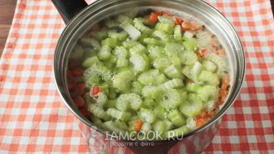 суп-пюре из черешкового сельдерея с крапивой