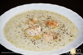 Суп пюре из кольраби с морскими гребешками