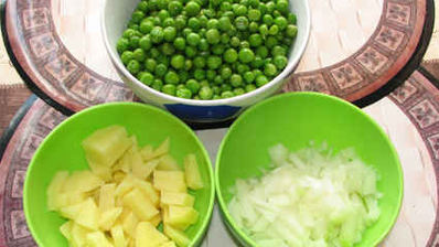 суп-пюре из зеленого горошка и ароматный хлеб с травами