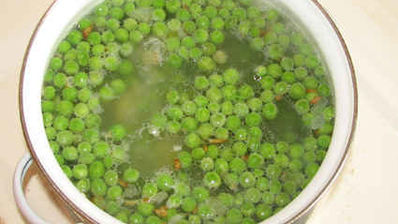 суп-пюре из зеленого горошка и ароматный хлеб с травами