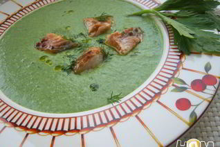 Зеленый суп-пюре с семгой