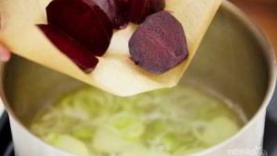 суп со свеклой и щавелем