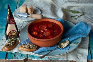 Томатный суп с сыром Джюгас