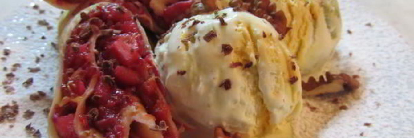 Блинчики с фруктовой начинкой и мороженым