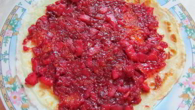 блинчики с фруктовой начинкой и мороженым