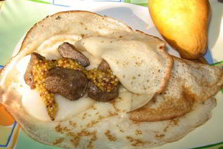 Блины с куриной печенкой, грушей и горчицей