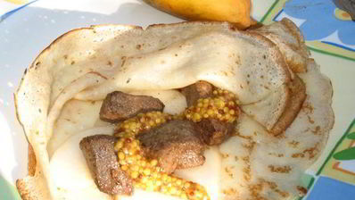 блины с куриной печенкой, грушей и горчицей