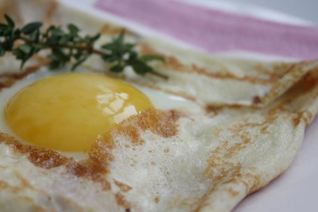 Блины с яйцом и беконом