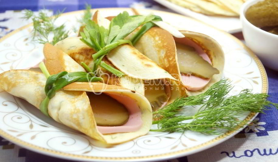 Рецепт яичных блинчиков с колбаской