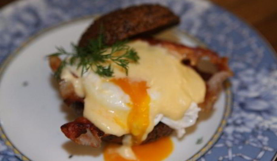 Рецепт булочки с яйцом пашот и беконом под соусом голландез