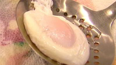 булочка с яйцом пашот и беконом под соусом голландез