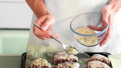 булочки с овсянкой, медом и ягодами