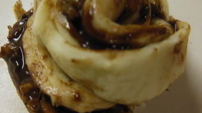 булочки с шоколадом, орехами и посыпкой