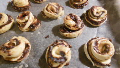 булочки с шоколадом, орехами и посыпкой