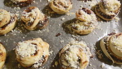 булочки с шоколадом, орехами и посыпкой