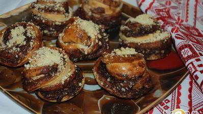 булочки с шоколадом, орехами и посыпкой