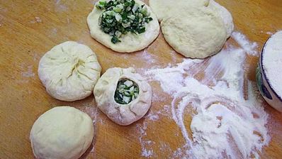 булочки с яйцами и зеленью на простокваше