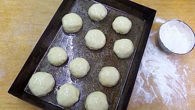 булочки с яйцами и зеленью на простокваше