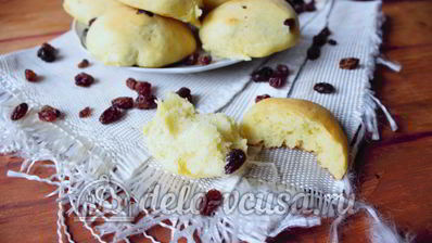 дрожжевые булочки с изюмом