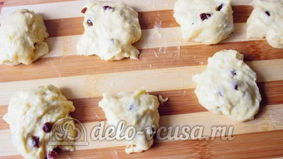 дрожжевые булочки с изюмом