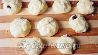 дрожжевые булочки с изюмом