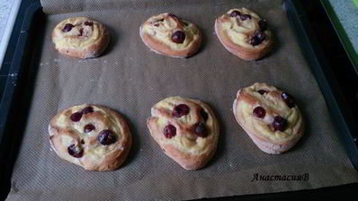 дрожжевые плюшки с вишней и пудингом