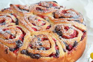 Праздничные булочки с клубникой и шоколадом