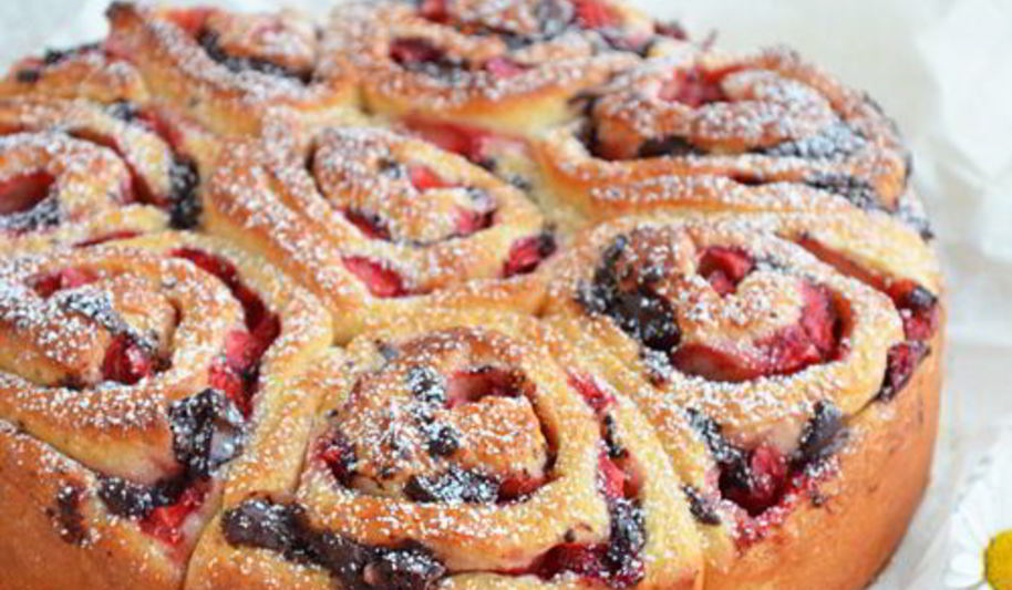 Рецепт праздничных булочек с клубникой и шоколадом