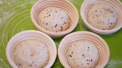 цельнозерновые булочки с семенами льна на закваске