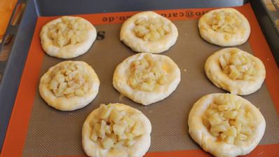 ватрушки с яблочной начинкой и штрейзелем