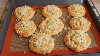 ватрушки с яблочной начинкой и штрейзелем