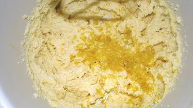 французский кекс с персиками