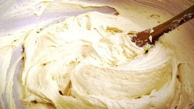 французский кекс с персиками