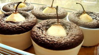 груши в шоколадном кексе