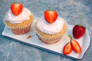 Кекс с клубникой и сливочным кремом