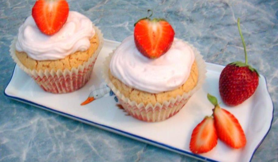 Рецепт кекса с клубникой и сливочным кремом