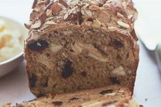 Кекс с сушеными яблоками, вишней и миндалем