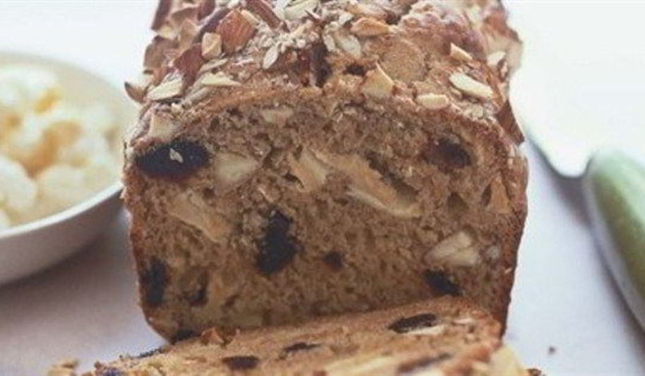 Рецепт кекса с сушеными яблоками, вишней и миндалем
