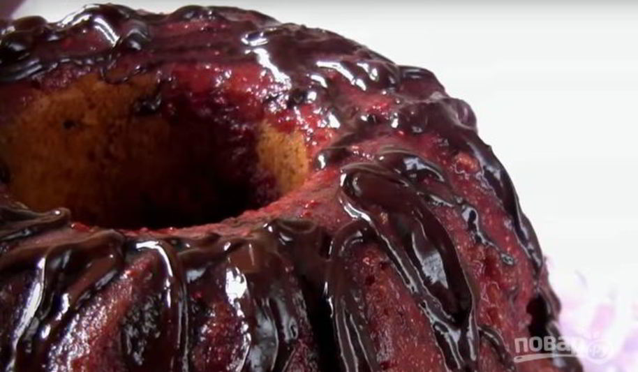 Рецепт клубничного кекса с шоколадной глазурью