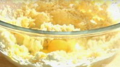 клубничный кекс с шоколадной глазурью