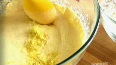 клубничный кекс с шоколадной глазурью