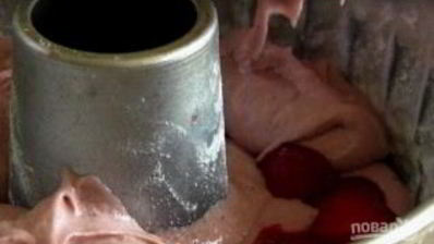 клубничный кекс с шоколадной глазурью