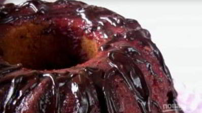 клубничный кекс с шоколадной глазурью