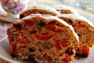 Пряный кекс с вяленой клюквой, курагой и орехами