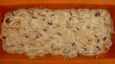 пряный кекс с вяленой клюквой, курагой и орехами