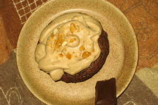 Шоколадные капкейки с пралине и кофейным фростингом