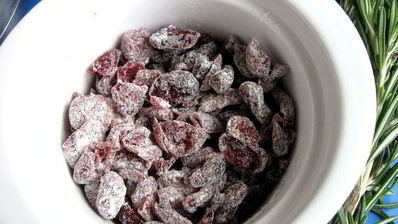 ирландский содовый хлеб с розмарином и клюквой