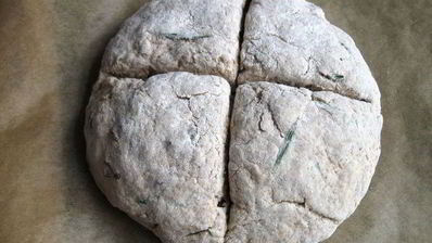 ирландский содовый хлеб с розмарином и клюквой