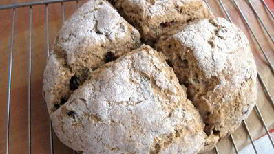 ирландский содовый хлеб с розмарином и клюквой