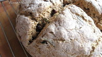 ирландский содовый хлеб с розмарином и клюквой